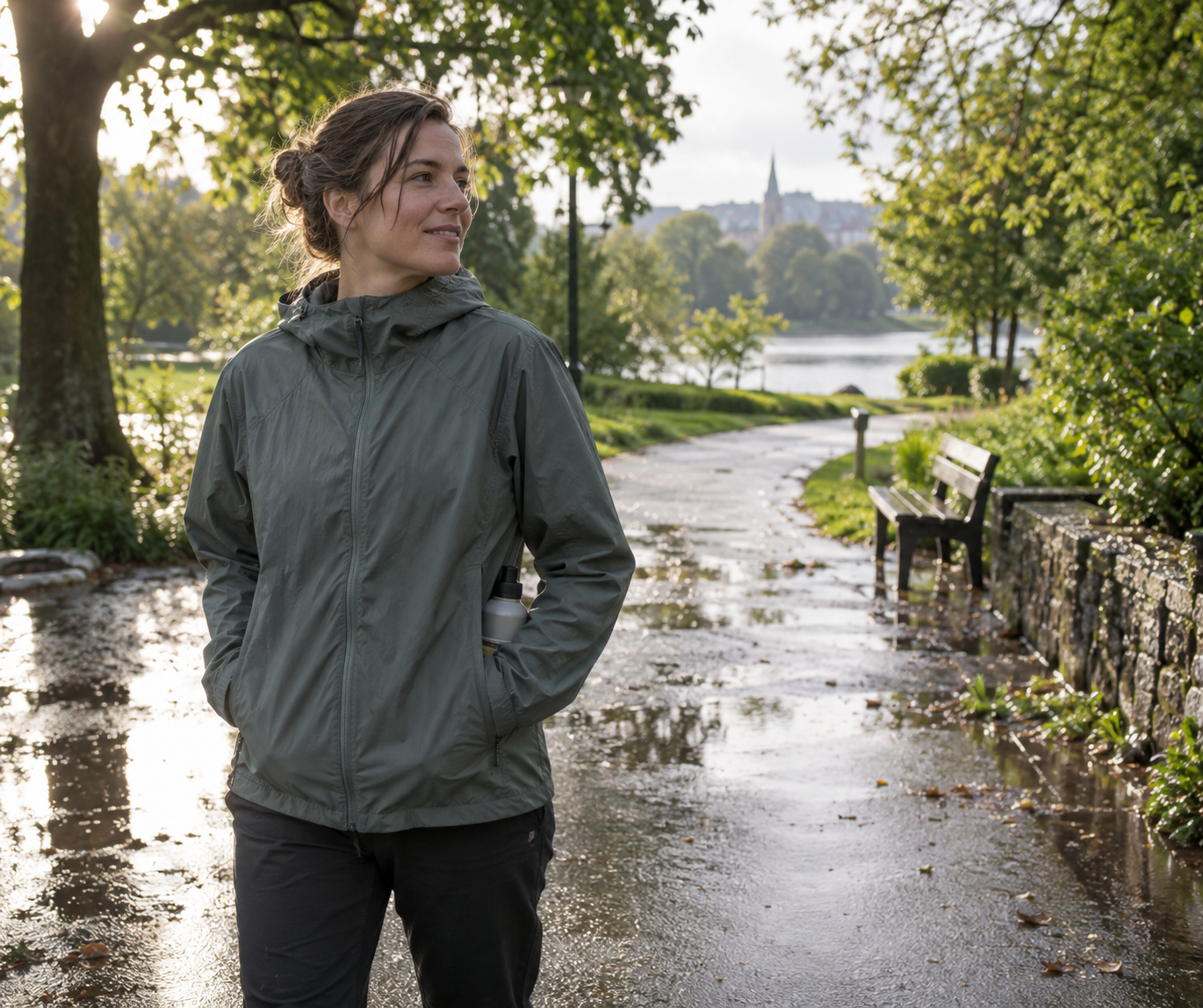 Achtsamer Spaziergang im Park nach leichtem Regen
